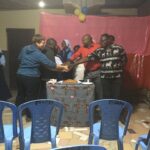 dobrovolníci v Africe slaví s dortem