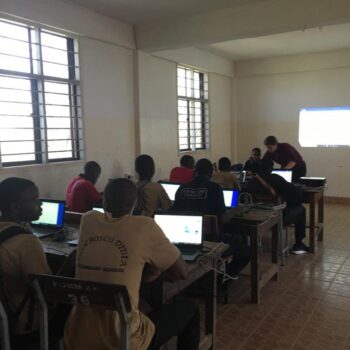 dobrovolnice v Africe vyučuje počítače